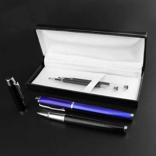 Een pennenset met een Laat een blijvende indruk achter met deze elegante en hoogwaardige rollerbalpen, een inktvulling en een lege doos weergegeven op een zwarte achtergrond.