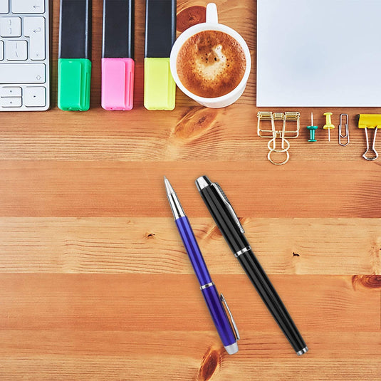 Een netjes georganiseerde werkruimte met een laptop, markeerstiften, een kop koffie, papier, pennen gemaakt van Laat een blijvende indruk achter met deze elegante en hoogwaardige rollerbalpen, en briefpapier op een houten bureau.