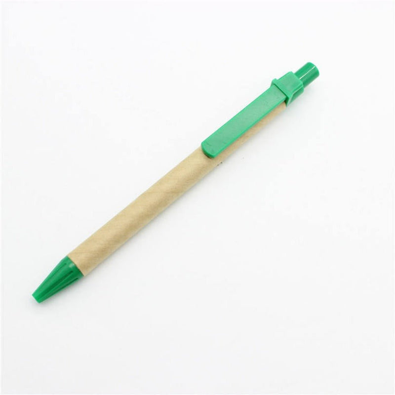 Laad afbeelding in Galerijviewer, Groene pen met houten body op een witte achtergrond, gemaakt van gerecyclede materialen.

Maak een milieuvriendelijke keuze met onze set van 12 milieuvriendelijke balpennen
