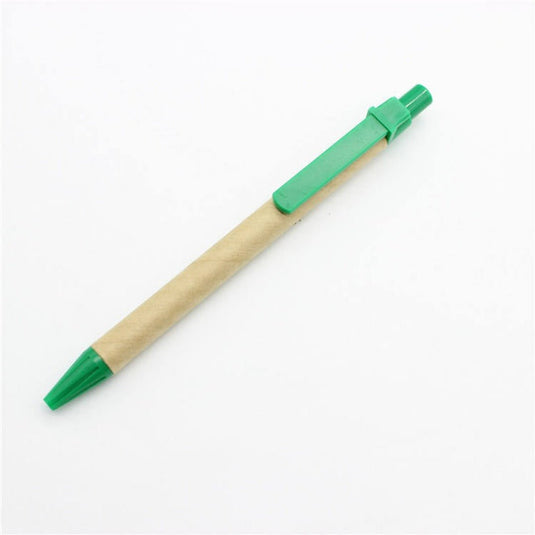 Groene pen met houten body op een witte achtergrond, gemaakt van gerecyclede materialen.

Maak een milieuvriendelijke keuze met onze set van 12 milieuvriendelijke balpennen