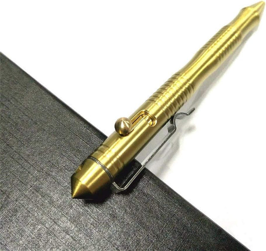 Maak een statement met de massieve messing pen: Duurzaam, elegant en perfect voor uw unieke handtekening met een grendelmechanisme dat op een donker oppervlak ligt.