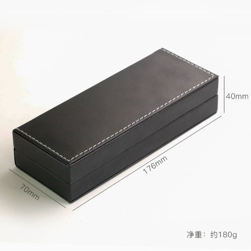 Laad afbeelding in Galerijviewer, Beschrijving: Maak indruk met onze luxe zwarte rechthoekige geschenkdoos van PU leer met witte stiksels en afmetingen vermeld: lengte 176mm
