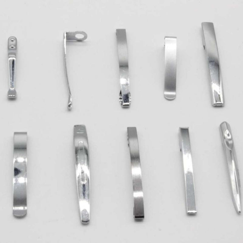 Laad afbeelding in Galerijviewer, Een assortiment metalen nagelknippers en onderdelen, waaronder Nooit meer uw pen kwijtraken met deze set van 10 metalen penclips, neergelegd op een grijze achtergrond.

