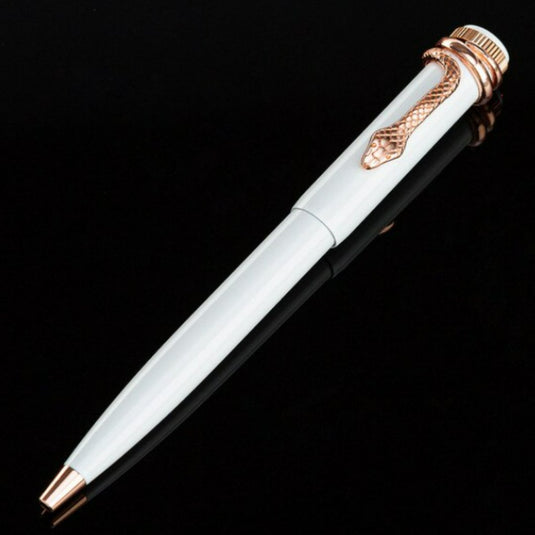 Een elegante witte en koperkleurige pen met een Ontdek de betovering van onze metalen slang balpennen-ontwerp tegen een zwarte achtergrond.