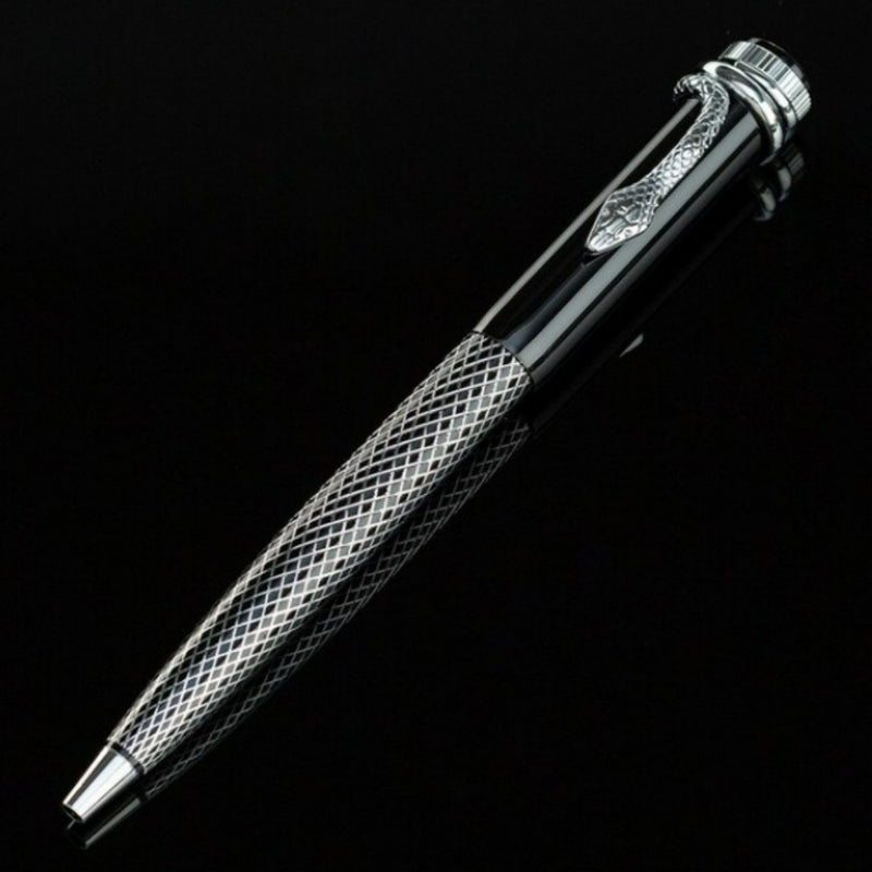 Laad afbeelding in Galerijviewer, Een elegante Jotter metalen slangbalpen met een gestructureerde grip en decoratieve clip op een zwarte achtergrond.
