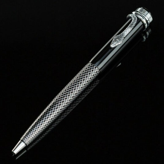 Een elegante Jotter metalen slangbalpen met een gestructureerde grip en decoratieve clip op een zwarte achtergrond.