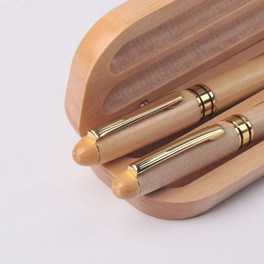 Ontdek de elegantie van onze hoogwaardige houten balpennen in een pennendoos met twee pennen op een witte achtergrond.