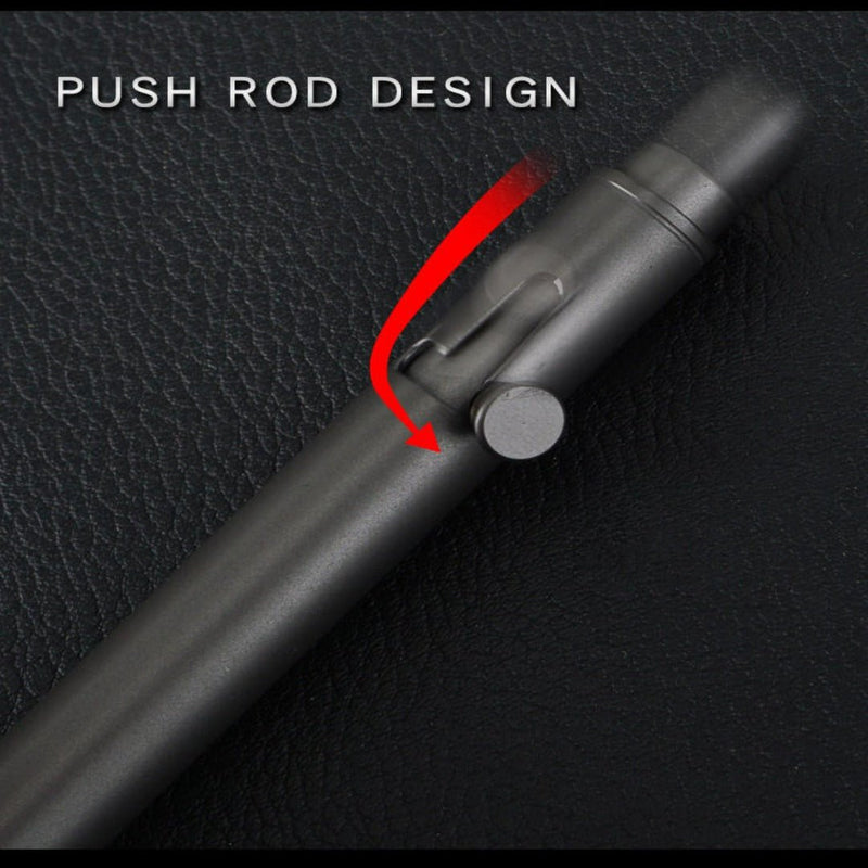Laad afbeelding in Galerijviewer, Close-up van een duurzaam duwstangontwerp op een zwarte titanium pen met een rode pijl die de werking van het mechanisme aangeeft.
Ontdek de kracht van titanium: Schrijf met de onverwoestbare titanium pen.
