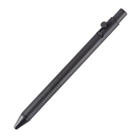 Een zwarte, milieuvriendelijke titanium pen met een geribbelde grip en een pocketclip.