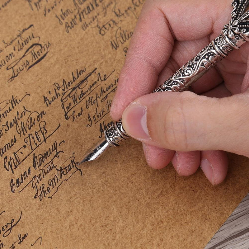 Laad afbeelding in Galerijviewer, Handschrift met een Ontdek de magie van kalligrafie retro ganzenveerset op perkamentpapier.
