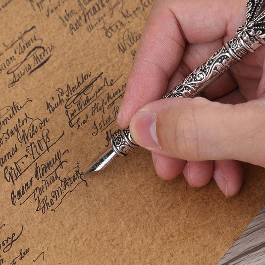 Handschrift met een Ontdek de magie van kalligrafie retro ganzenveerset op perkamentpapier.