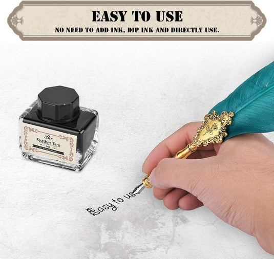 Een hand die een Ontdek de magie van kalligrafie-pen vasthoudt en deze gebruikt om op papier te schrijven met een inktfles met het opschrift "verenpen" in de buurt, met de tekst "makkelijk te gebruiken - geen noodzaak om inkt toe te voegen.