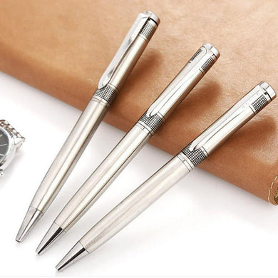 Drie Ontdek de perfecte combinatie van stijl en duurzaamheid met onze Eco-vriendelijke duurzame metalen pennen op een bureau naast een polshorloge.