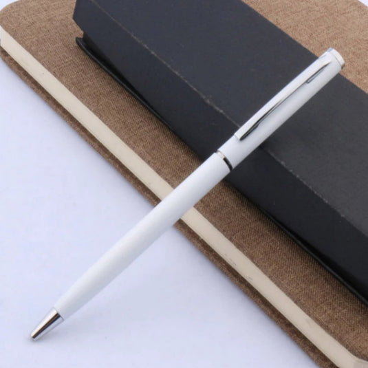Ontdek de tijdloze elegantie van een klassieke zilveren en witte veelzijdige pen rustend op een gesloten zwart notitieboek met een beige achtergrond.