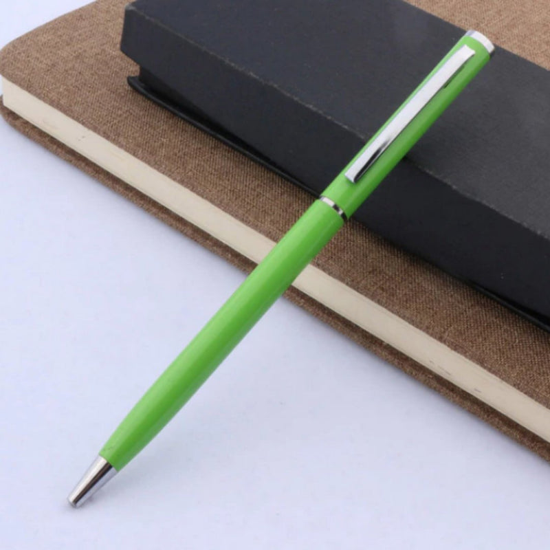 Laad afbeelding in Galerijviewer, Een betaalbare, groene Ontdek de tijdloze elegantie van klassieke balpennen roest op een gesloten notitieboek met een zwarte kaft.
