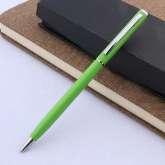 Een betaalbare, groene Ontdek de tijdloze elegantie van klassieke balpennen roest op een gesloten notitieboek met een zwarte kaft.