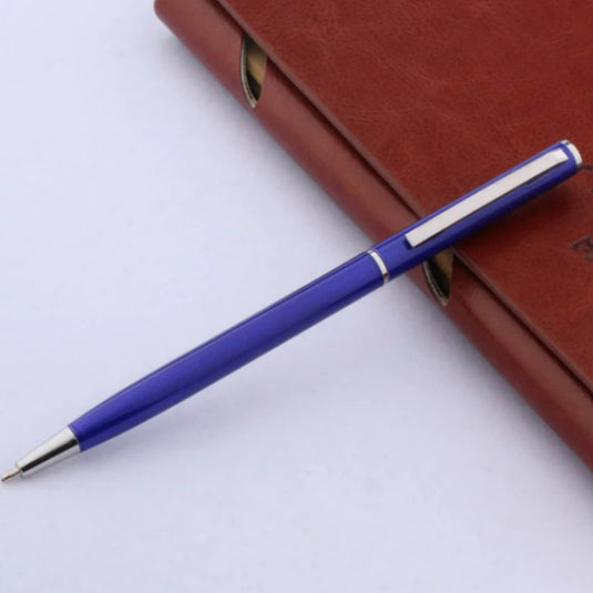 Blauwe balpen rustend op een gesloten bruin lederen dagboek. Dit is een Ontdek de tijdloze elegantie van klassieke balpennen, bekend om zijn veelzijdigheid.