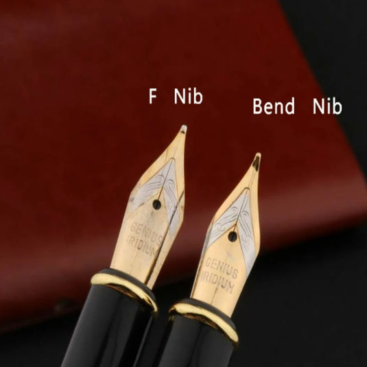 Twee soorten vulpenpunten, "Ontdek de ingewikkelde zakelijke vulpen" en "bend nib", naast elkaar weergegeven op een roodachtig oppervlak.