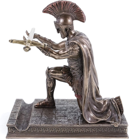 Bronskleurig beeldje van een Romeinse centurio briefopener in knielende houding, met een zwaard in de hand: een uniek stukje geschiedenis op uw bureau