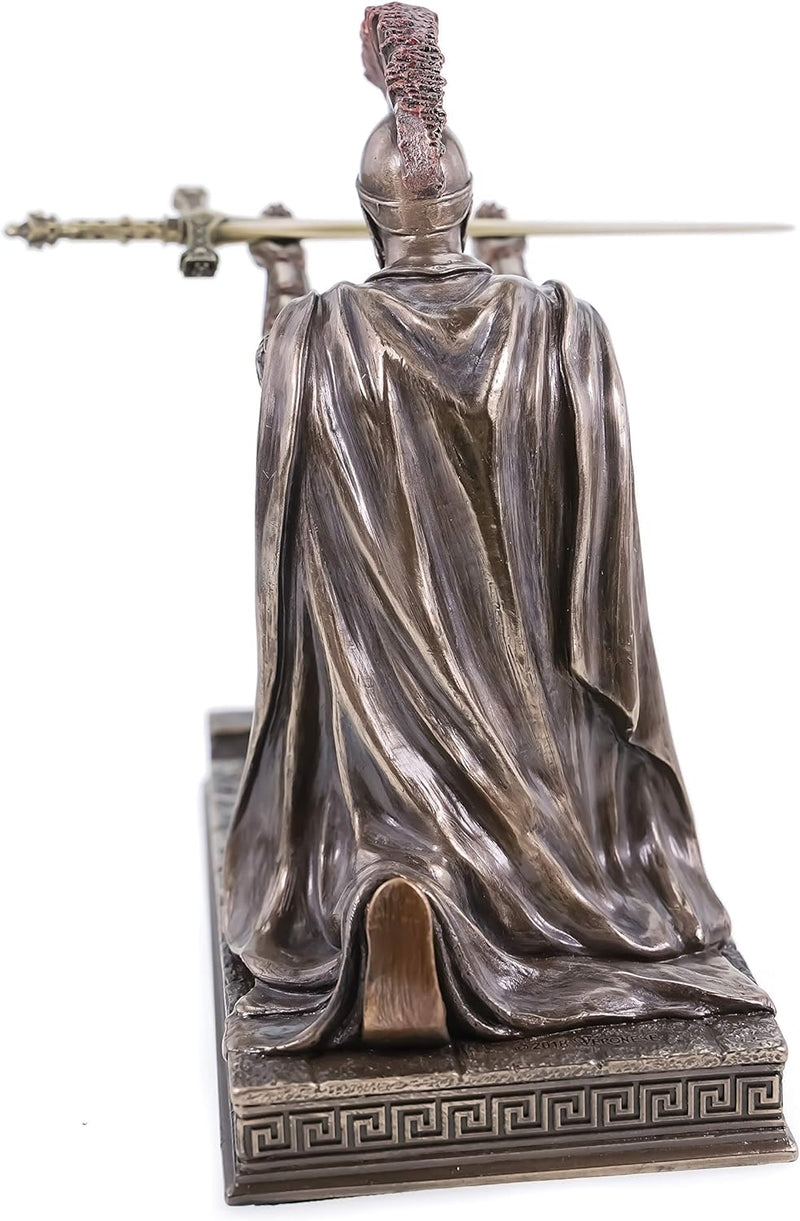 Laad afbeelding in Galerijviewer, Een beeld van een Romeinse centurio briefopener, afgebeeld vanaf de achterkant, geplaatst op een voetstuk met decoratieve bies, dat tevens dienst doet als stijlvolle bureaudecoratie.
