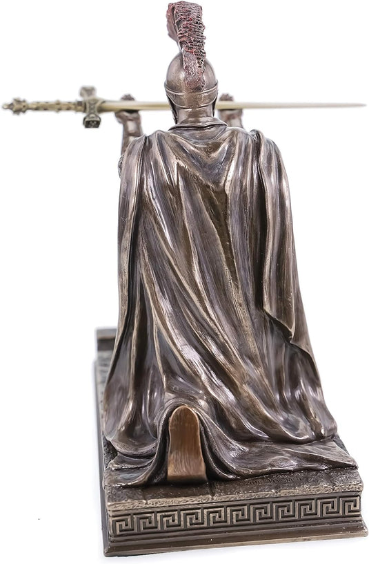 Een beeld van een Romeinse centurio briefopener, afgebeeld vanaf de achterkant, geplaatst op een voetstuk met decoratieve bies, dat tevens dienst doet als stijlvolle bureaudecoratie.