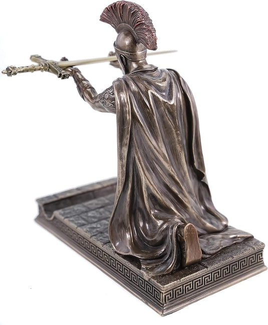Bronzen beeld van een knielende krijger met een speer in de hand, ontworpen als Romeinse centurio briefopener: een uniek stukje geschiedenis op uw bureau.