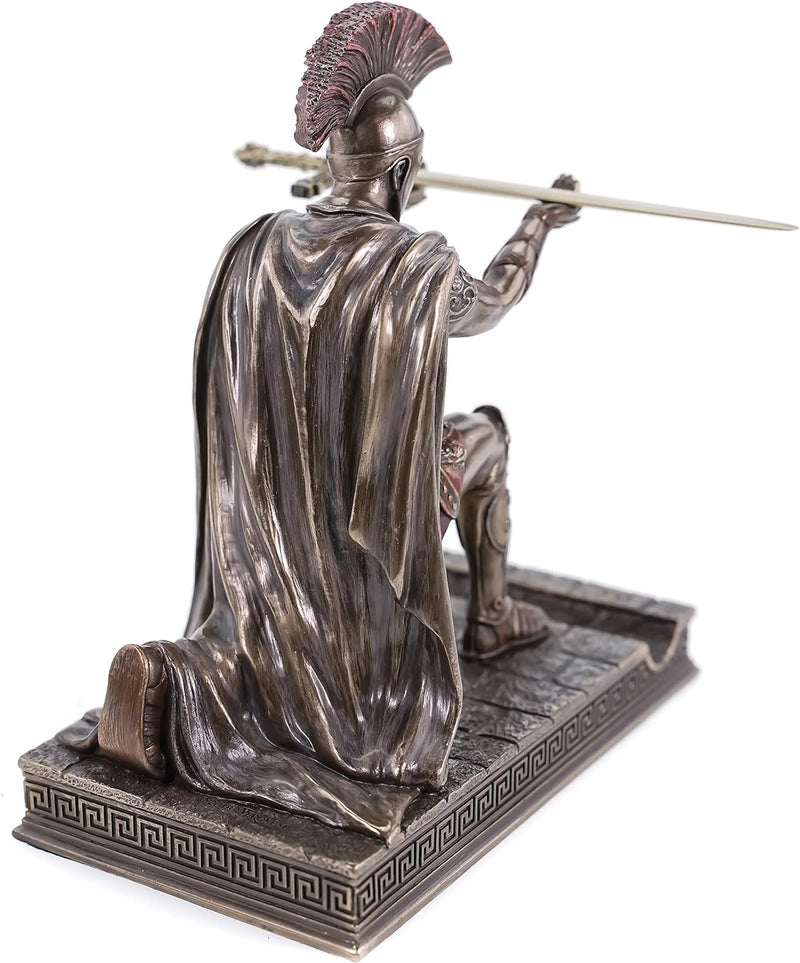 Laad afbeelding in Galerijviewer, Bronzen beeld van een knielende krijger in traditioneel Grieks harnas met een Romeinse centurio briefopener: een uniek stukje geschiedenis op uw bureau.
