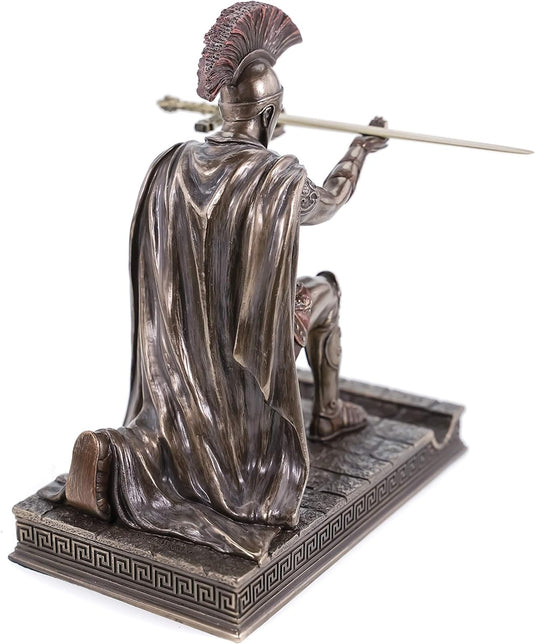 Bronzen beeld van een knielende krijger in traditioneel Grieks harnas met een Romeinse centurio briefopener: een uniek stukje geschiedenis op uw bureau.