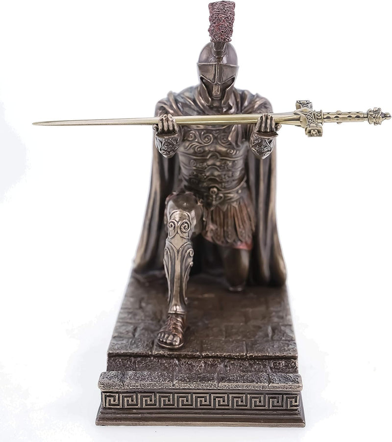 Laad afbeelding in Galerijviewer, Een uniek kantoorartikel: een Gladiator-briefopener in de vorm van een ridderfiguur in harnas, knielend met een.
