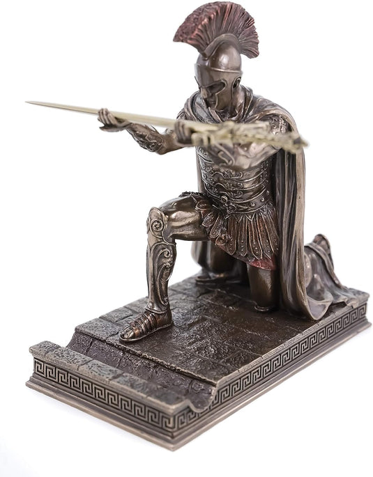 Romeinse centurio briefopener van een knielende oude krijger met een speer en roer op een stijlvolle bureaudecoratie.
