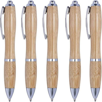 Vijf Schrijf duurzame bamboe balpensets met metalen accenten en intrekbare punten, naast netjes elkaar gelegd.