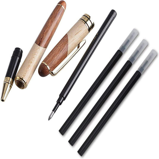 Assortiment schrijfwaren waaronder een luxe pen, de Schrijf in stijl: De handgemaakte houten gelinkte pen cadeauset voor een schrijfervaring, en finelinerpennen.