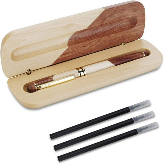 A Schrijf in stijl: De handgemaakte houten gelinkte pen cadeauset voor een schrijfervaring in een bijpassende geschenkdoos, met daarnaast drie reserve zwarte inktvullingen.