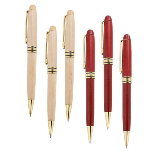 Een verzameling Schrijf in stijl en draag bij aan het milieumet onze eco houten balpennen en rode pennen met gouden accenten, allemaal op een rij gerangschikt.