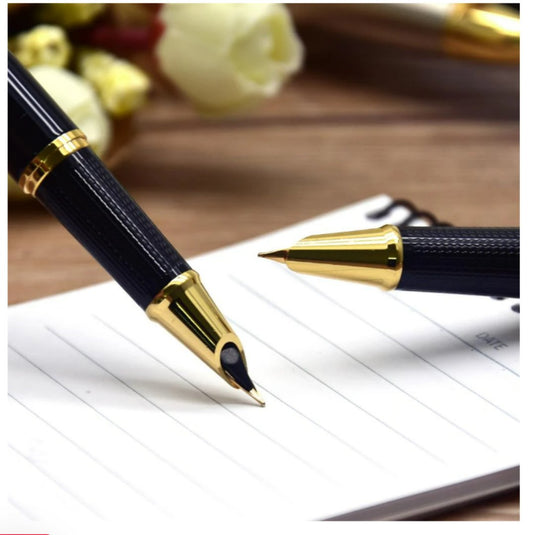 Schrijf in stijl met de Luxe metalen vulpen rustend op een notitieboek met een lege pagina, mogelijk geïntroduceerd op het begin van een schrijfervaring. Bloemen nl