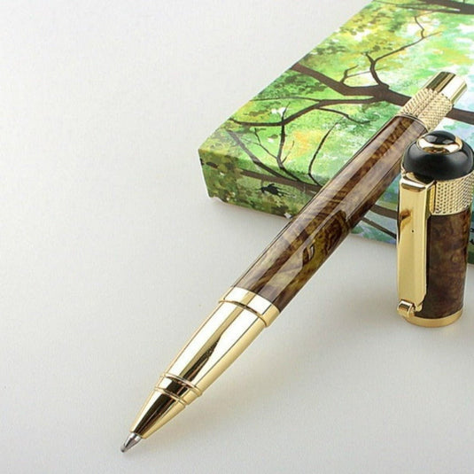 Schrijf in stijl met onze Schrijf in stijl met onze luxe bruine pen met een marmeren ontwerp ligt voor een groen-gemarkeerd notitieboek op een lichte achtergrond.