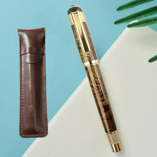 Schrijf in stijl met onze luxe bruine pen met een gemarmerd patroon, gouden accenten en gemaakt van hoogwaardige materialen, naast zijn bruinleren etui.