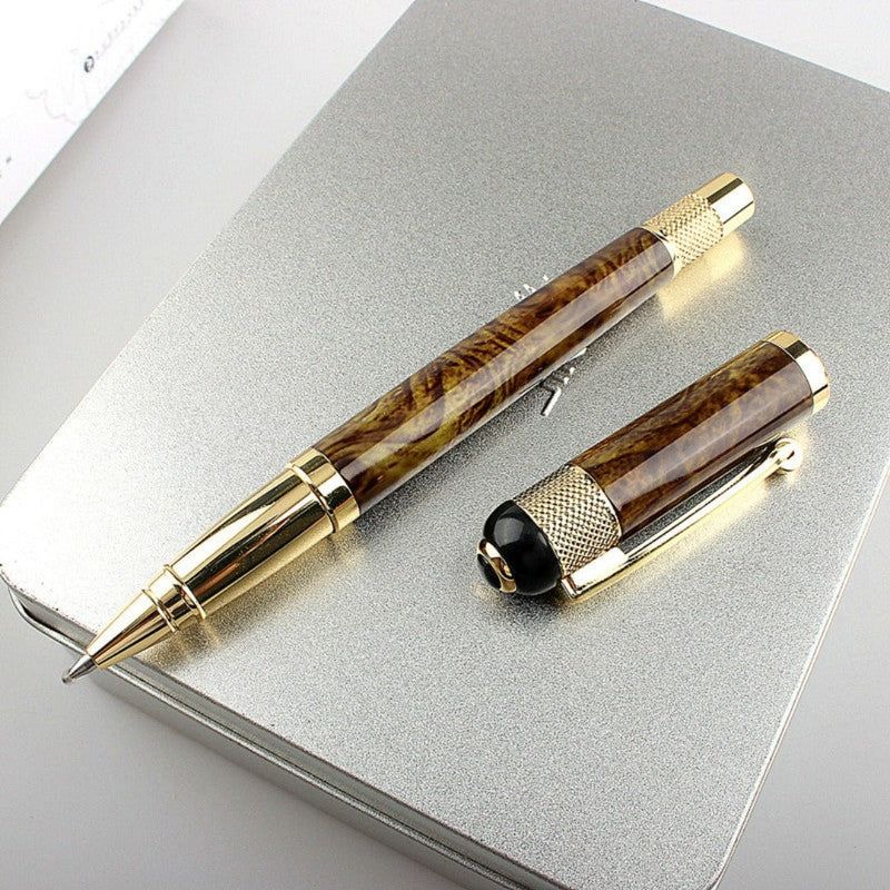 Laad afbeelding in Galerijviewer, Elegante pennenset met gemarmerd ontwerp weergegeven op een luxe bruine pen in een zilveren geschenkverpakking.
Productnaam: Schrijf in stijl met onze luxe bruine pennenset
