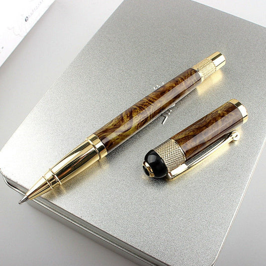 Elegante pennenset met gemarmerd ontwerp weergegeven op een luxe bruine pen in een zilveren geschenkverpakking.
Productnaam: Schrijf in stijl met onze luxe bruine pennenset