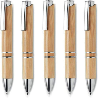 Vijf identieke bamboe balpennen met metalen accenten en blauwe inkt.