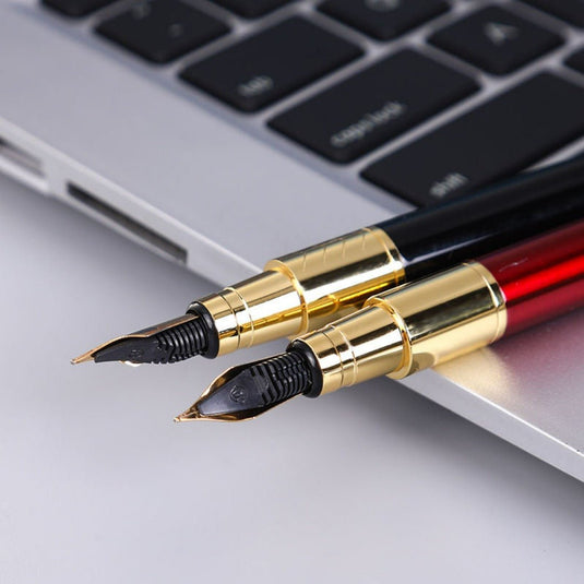 Schrijf in stijl met onze luxe marmeren vulpen met iridium punt op een laptoptoetsenbord.