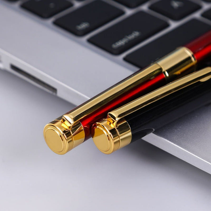 Laad afbeelding in Galerijviewer, Een elegante, met goud afgewerkte rode pen met een iridiumpunt die op een laptoptoetsenbord rust.
Schrijf in stijl met onze luxe marmeren vulpen met iridium punt rustend op een laptoptoetsenbord.
