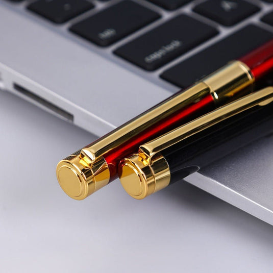 Een elegante, met goud afgewerkte rode pen met een iridiumpunt die op een laptoptoetsenbord rust.
Schrijf in stijl met onze luxe marmeren vulpen met iridium punt rustend op een laptoptoetsenbord.