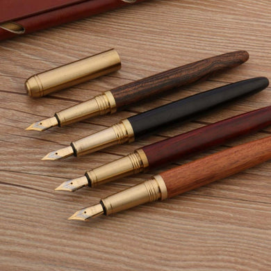 Een verzameling Schrijf in stijl met onze unieke houten en koperen pen met F-punten weergegeven op een houten oppervlak.