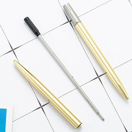 Twee pennen waarvan er één gedemonteerd is, waarbij de interne inktcartridge zichtbaar is. Eén daarvan is een Schrijf met stijl en professionaliteit met deze elegante zakelijke metalen balpen met een comfortabele grip.