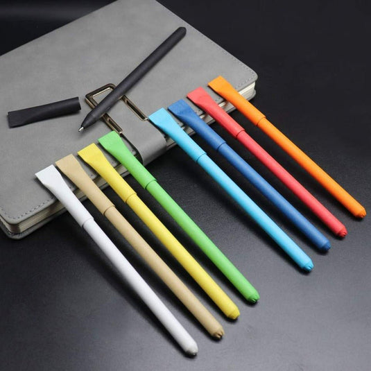 Kleurrijke gerecyclede balpennen, duurzaam geproduceerd, liggen in een waaierpatroon naast een tablet en hoes.