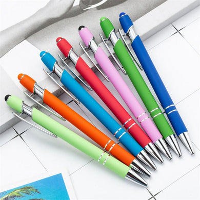 Kleurrijk Schrijf uw gedachten op met comfort en stijl met onze klikbalpennenset in waaierpatroon op een bureau gerangschikt.