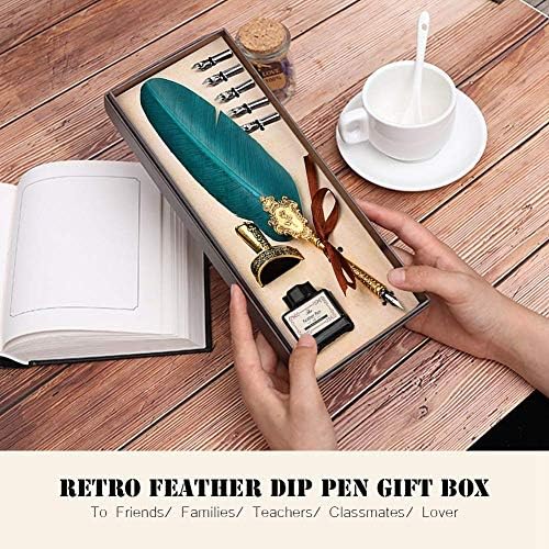De handen van een persoon openen een boekvormige geschenkdoos met daarin een Schrijven met veer op een houten tafel, naast een open notitieboekje en een kopje met een lepel, klaar voor kalligraf.