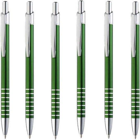 Een rij van vijf groene Upgrade je schrijfervaring met deze slanke en moderne balpennen met zilveren accenten en comfortabele handgrepen.