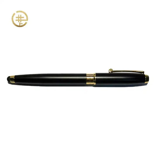 Elegante zwart-gouden balpen, die een luxe schrijfervaring biedt met een vulpen van acryl, tegen een witte achtergrond.